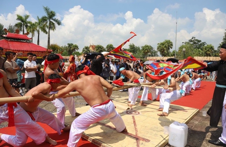 nguoi dan lang huu chap tai hien nghi le keo co tai lang van hoa hinh 2