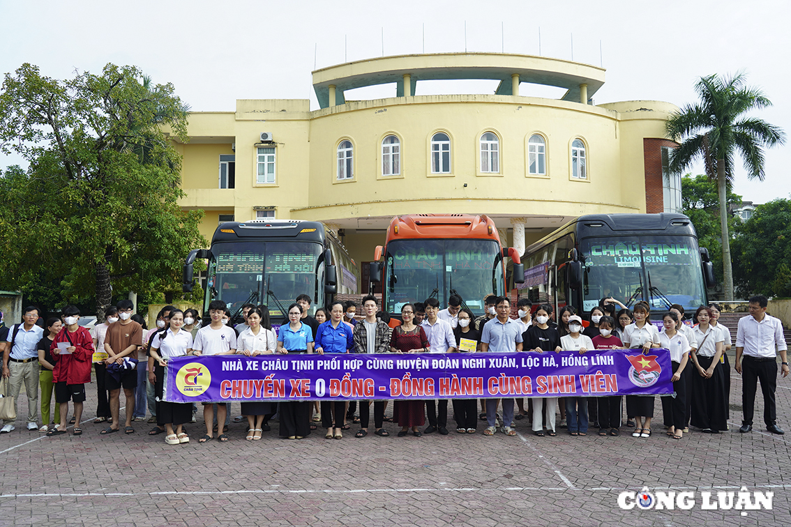 3 chuyen xe 0 dong dua sinh vien kho khan o ha tinh ra ha noi nhap hoc hinh 1