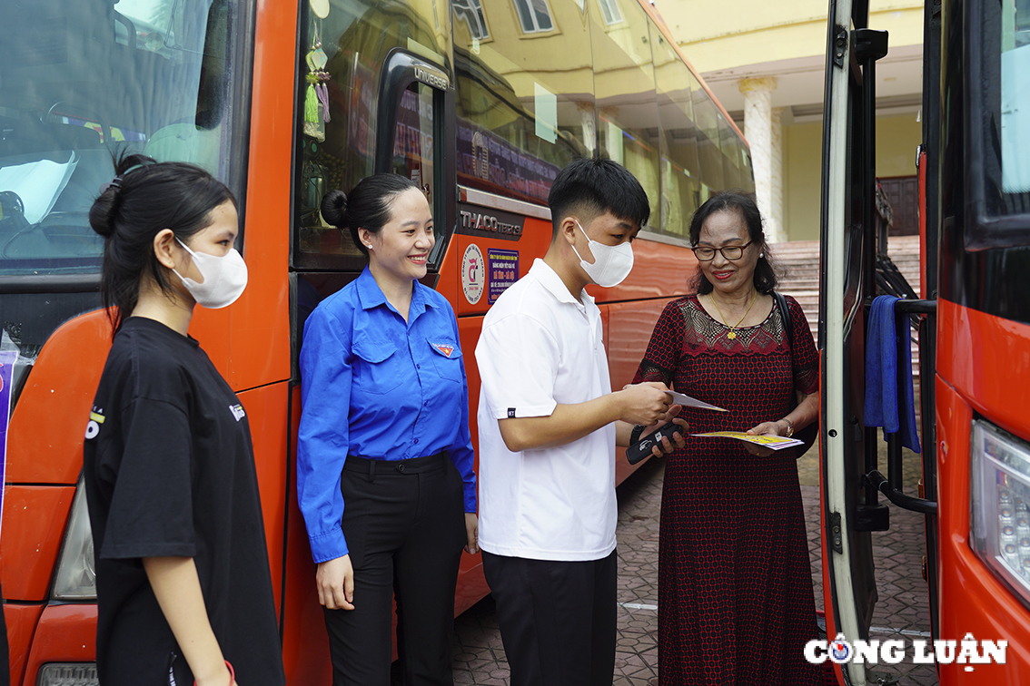 3 chuyen xe 0 dong dua sinh vien kho khan o ha tinh ra ha noi nhap hoc hinh 2