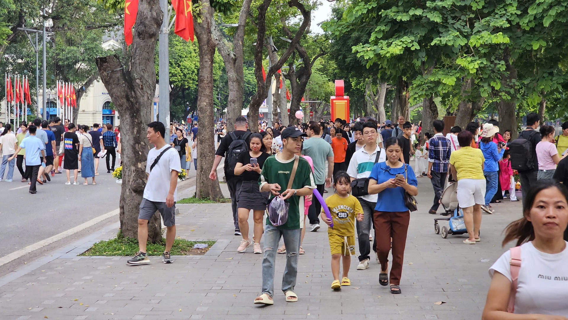 hang nghin du khach do len sa pa tam dao vuon thu o ha noi chat kin nguoi hinh 4