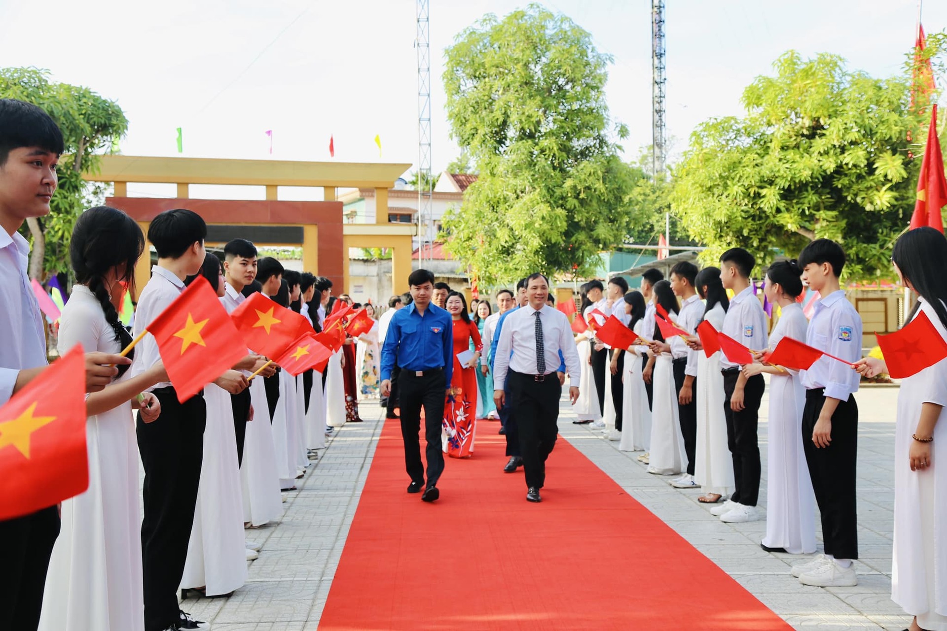 bi thu trung uong doan du le khai giang nam hoc moi tai ha tinh hinh 1