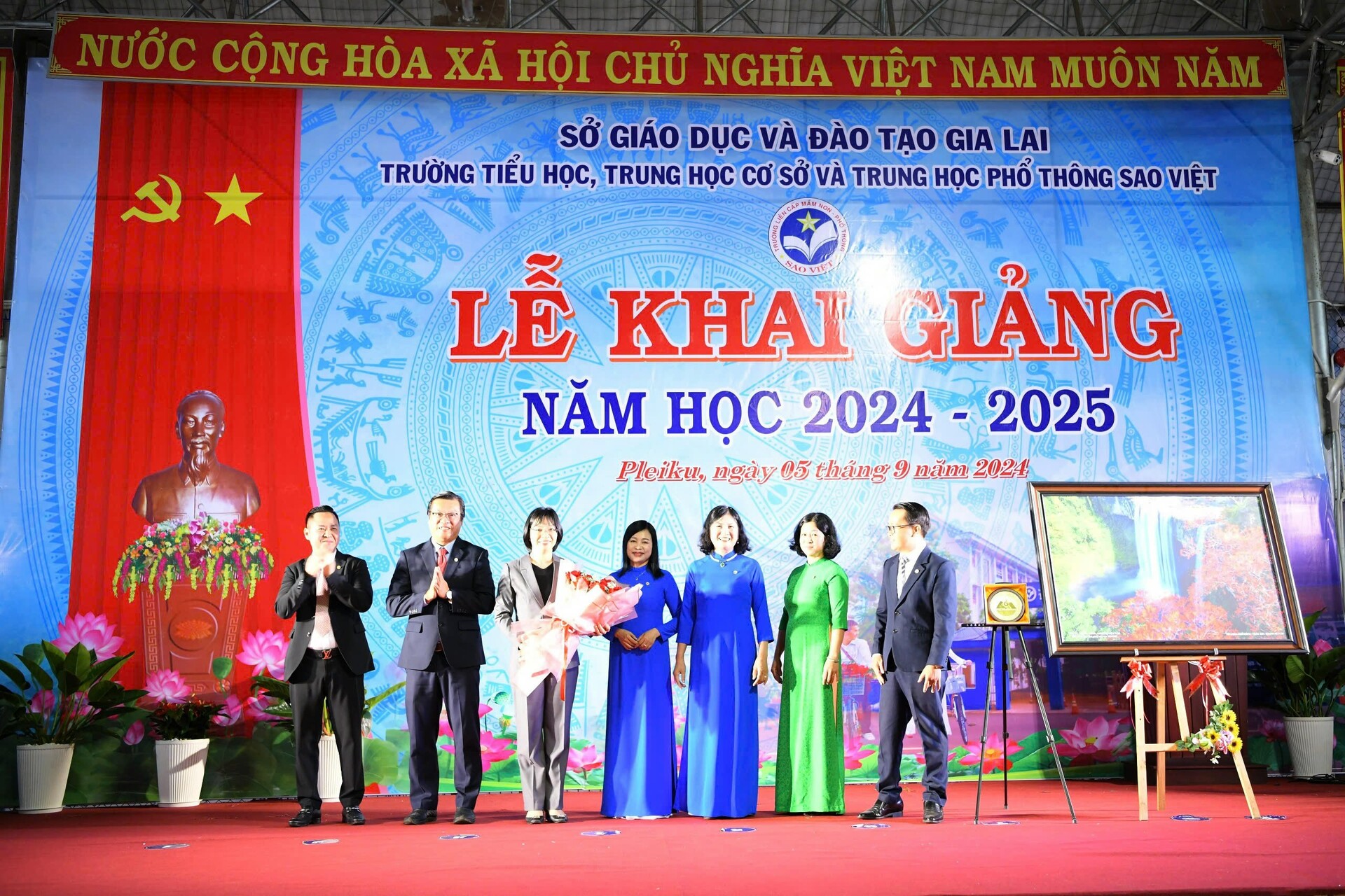 hon 1050 hoc sinh truong lien cap sao viet gia lai ron rang don chao nam hoc moi hinh 4