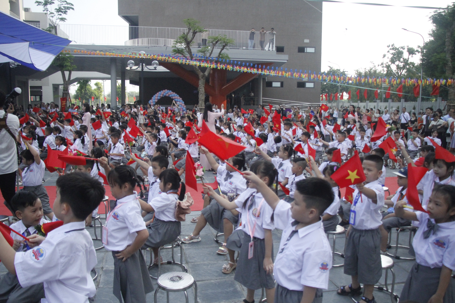 hoc sinh ha noi tung bung don chao khai giang nam hoc moi hinh 4