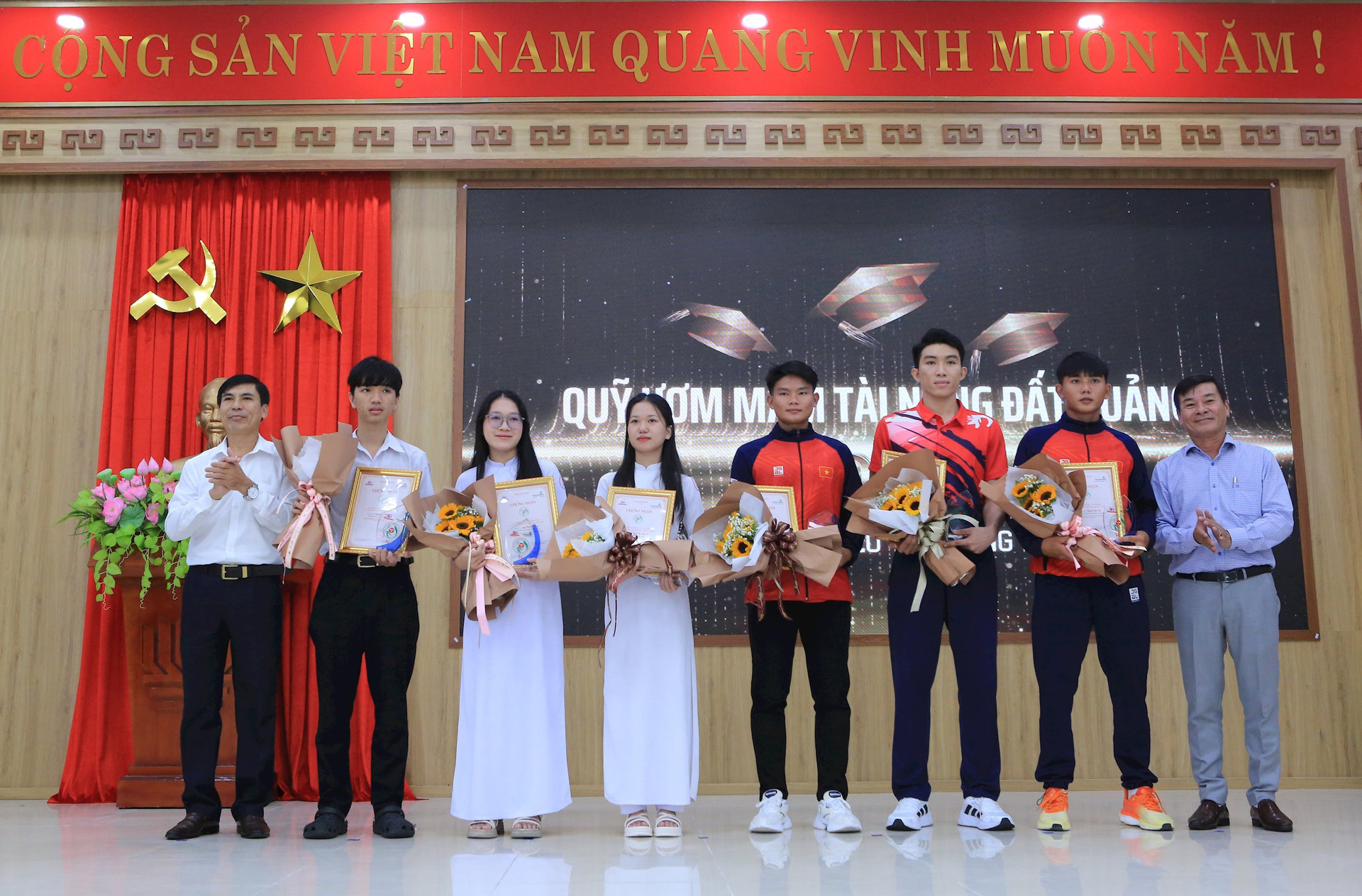 quy uom mam tai nang dat quang  bao quang nam trao thuong cho 20 guong mat tre xuat sac tieu bieu hinh 1