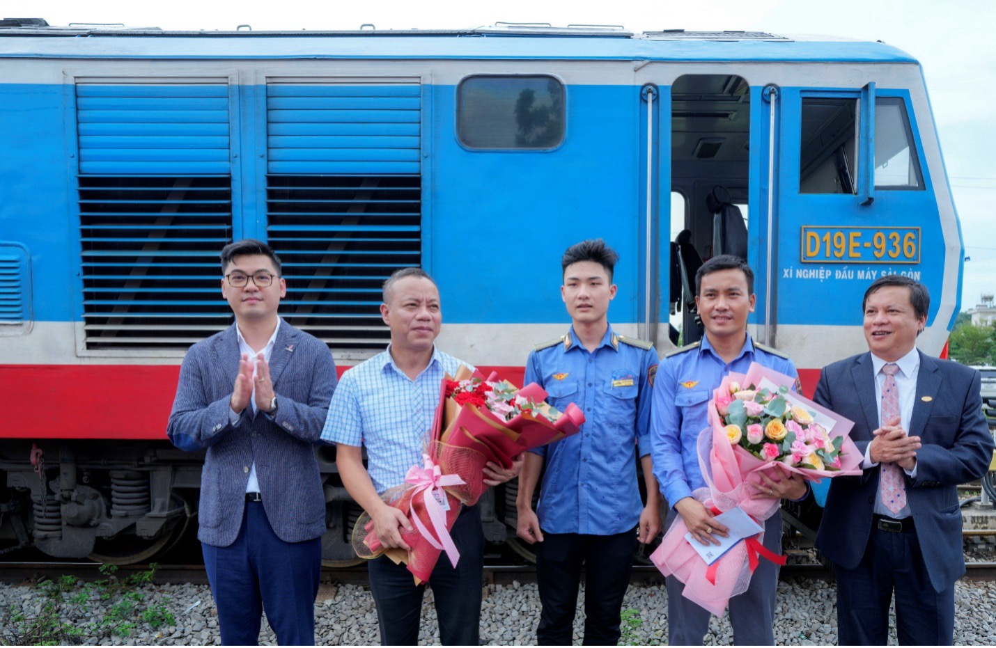 pv gas khoi hanh chuyen tau cho lng dau tien tren duong sat nam bac hinh 2