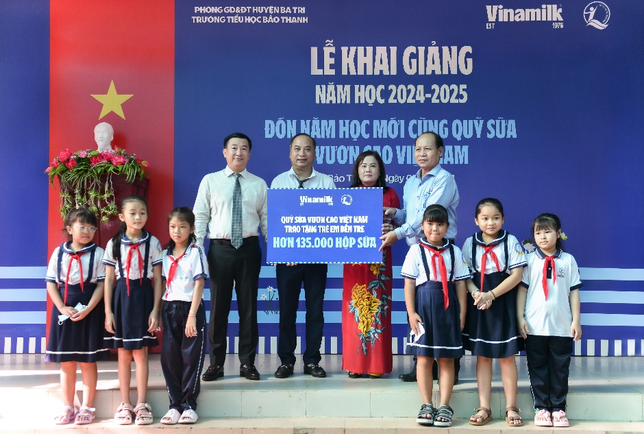 vinamilk trao tang gan 200000 hop sua cho tre em nhan ngay tuu truong hinh 1