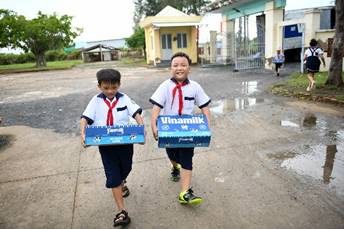 vinamilk trao tang gan 200000 hop sua cho tre em nhan ngay tuu truong hinh 9