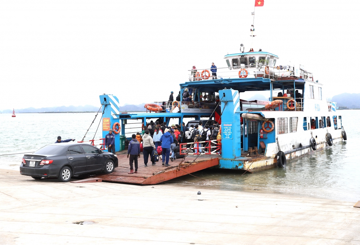 hai phong cam toan bo hoat dong cho khach du lich ra dao cat ba hinh 1