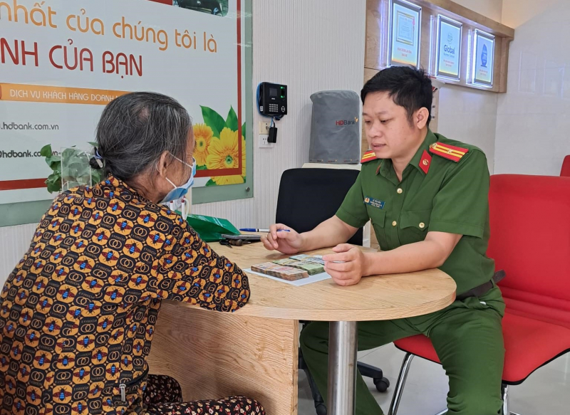 thieu tuong hoang anh tuyen nhieu nguoi bi lua dao ra ngan hang sap chuyen tien thi duoc kip thoi ngan chan hinh 2