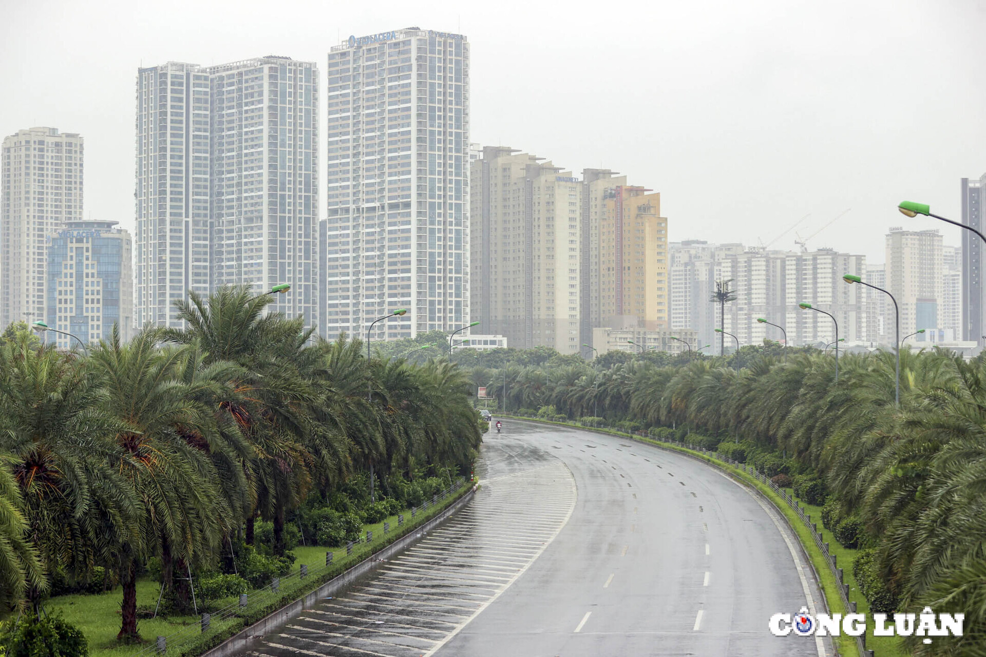 ha noi duong pho vang lang cua hang dong cua nin tho cho bao yagi do bo hinh 2