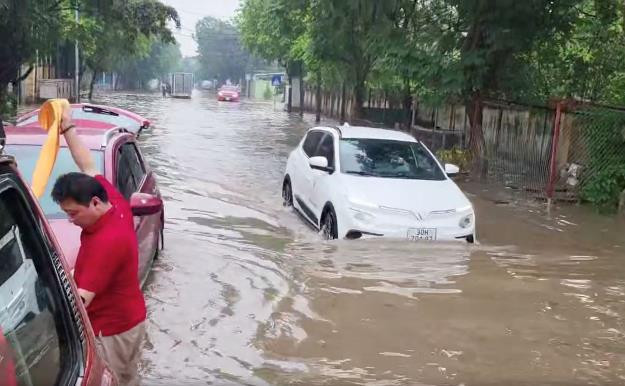 o to dien co nen di vao khu vuc ngap nuoc hinh 1