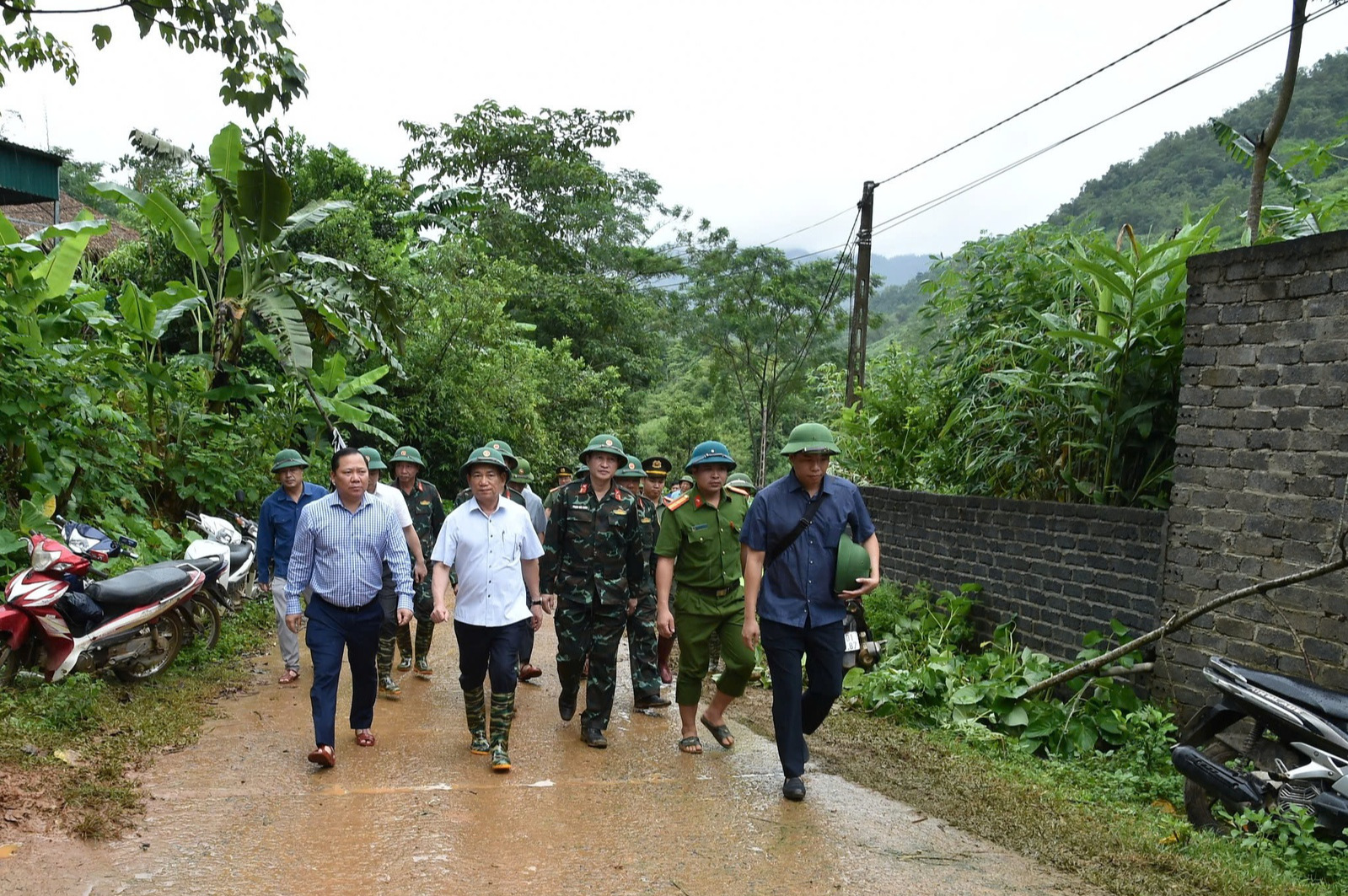 pho thu tuong ho duc phoc chia buon cung gia dinh nan nhan vu sat lo dat nghiem trong tai hoa binh hinh 1