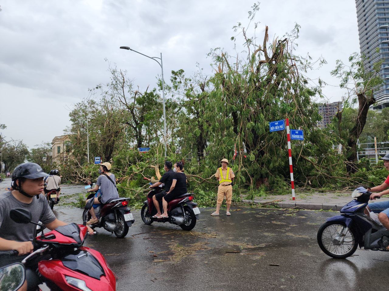 hai phong cay coi gay do nuoc van chua rut tai mot vai tuyen pho hinh 8