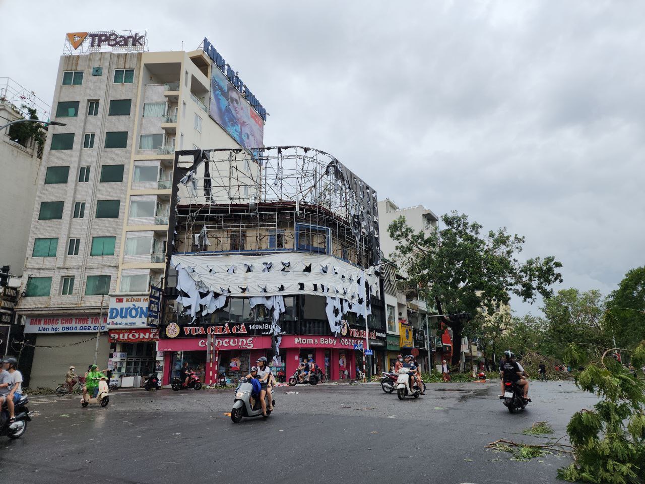 hai phong cay coi gay do nuoc van chua rut tai mot vai tuyen pho hinh 1