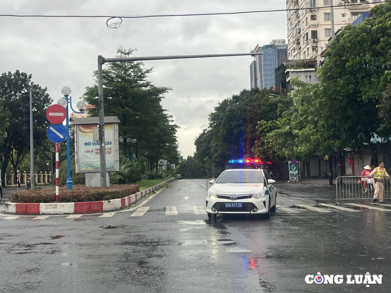 ha noi cay xanh gay do ngon ngang tren nhieu tuyen duong sau bao yagi hinh 17