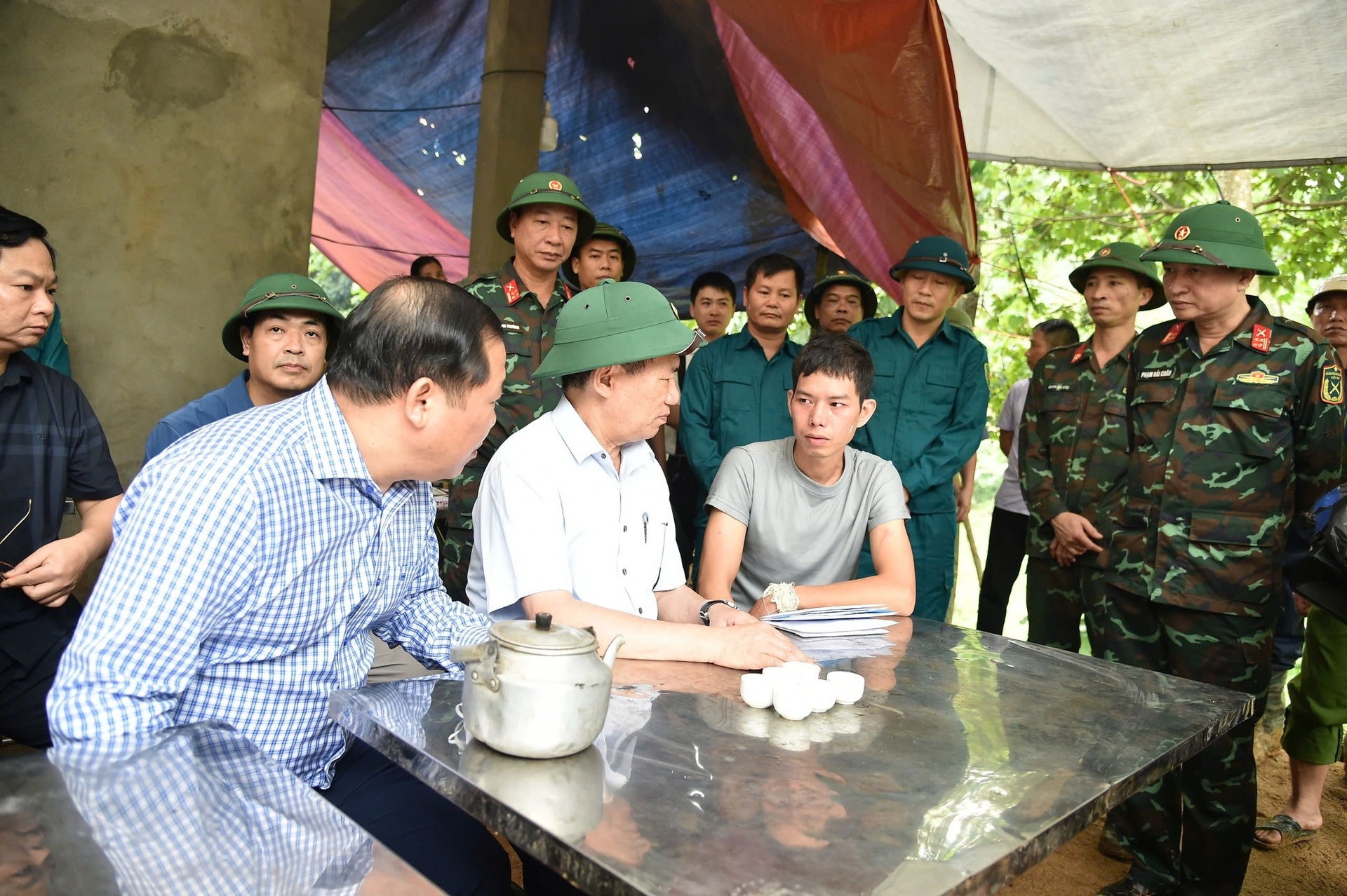 pho thu tuong ho duc phoc chia buon cung gia dinh nan nhan vu sat lo dat nghiem trong tai hoa binh hinh 3