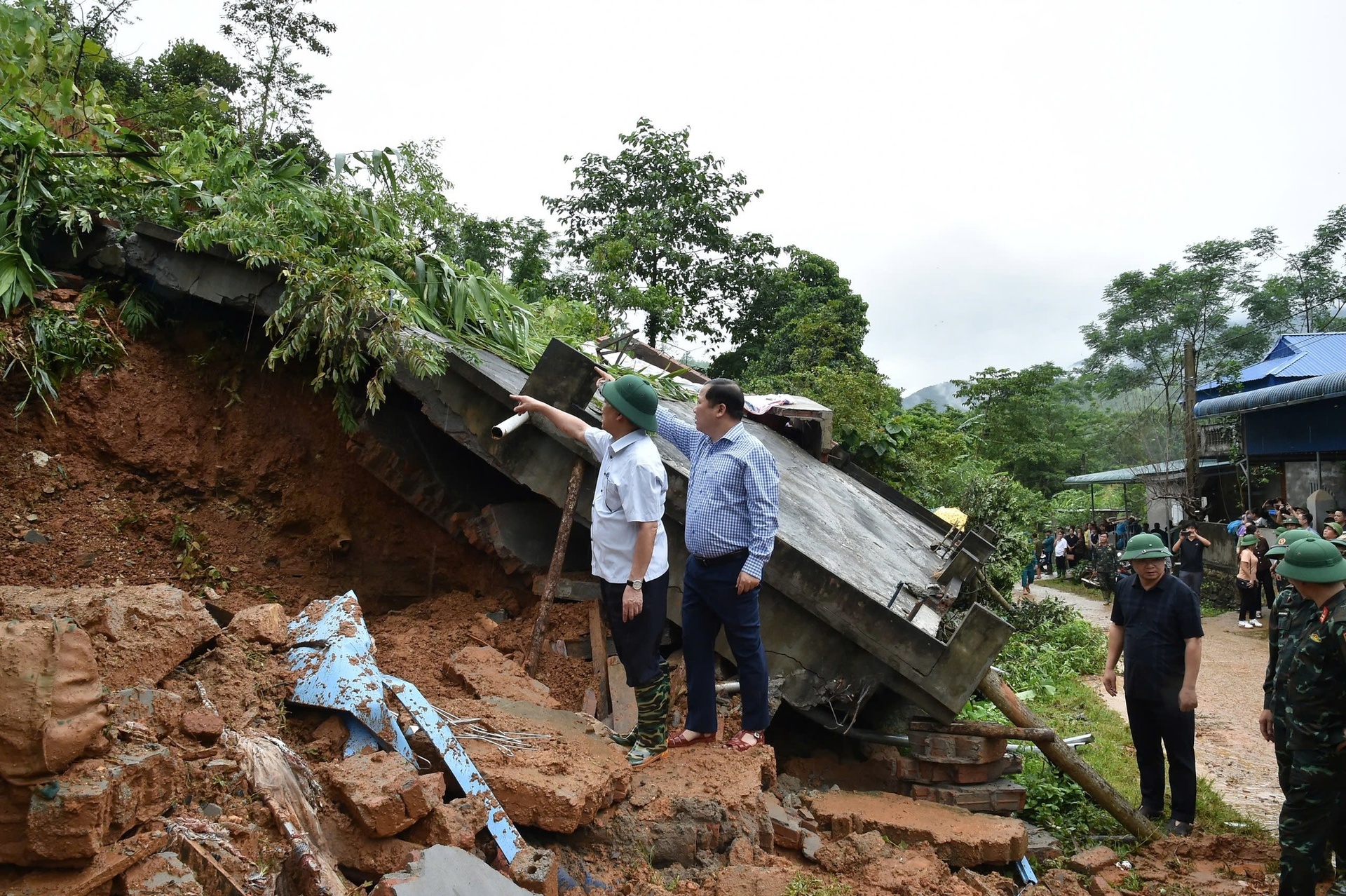 pho thu tuong ho duc phoc chia buon cung gia dinh nan nhan vu sat lo dat nghiem trong tai hoa binh hinh 4