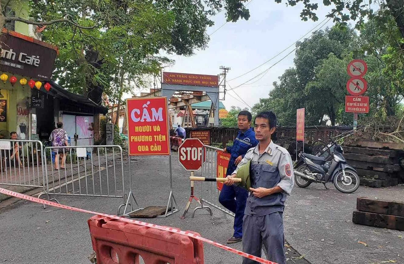 cam toan bo nguoi va phuong tien luu thong qua cau long bien hinh 1