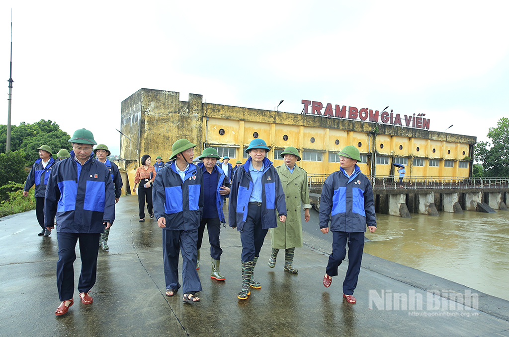 ninh binh tam dung hoat dong cac ben do ngang ben pha tren song cho den khi lu rut hinh 1