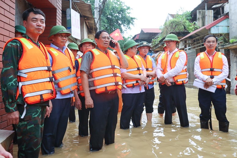 thu tuong pham minh chinh khong de ai bi doi bi ret bi thieu cho o trong mua lu hinh 5