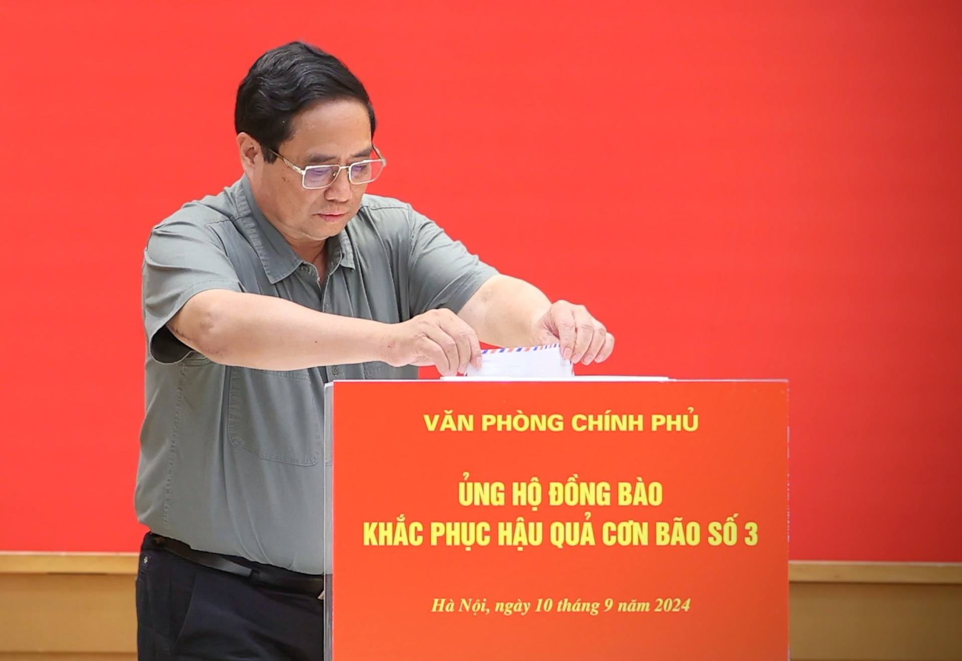 thu tuong pham minh chinh quyen gop ung ho dong bao khac phuc hau qua bao so 3 hinh 1