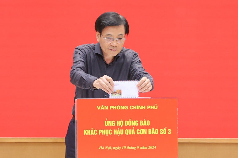 thu tuong pham minh chinh quyen gop ung ho dong bao khac phuc hau qua bao so 3 hinh 2