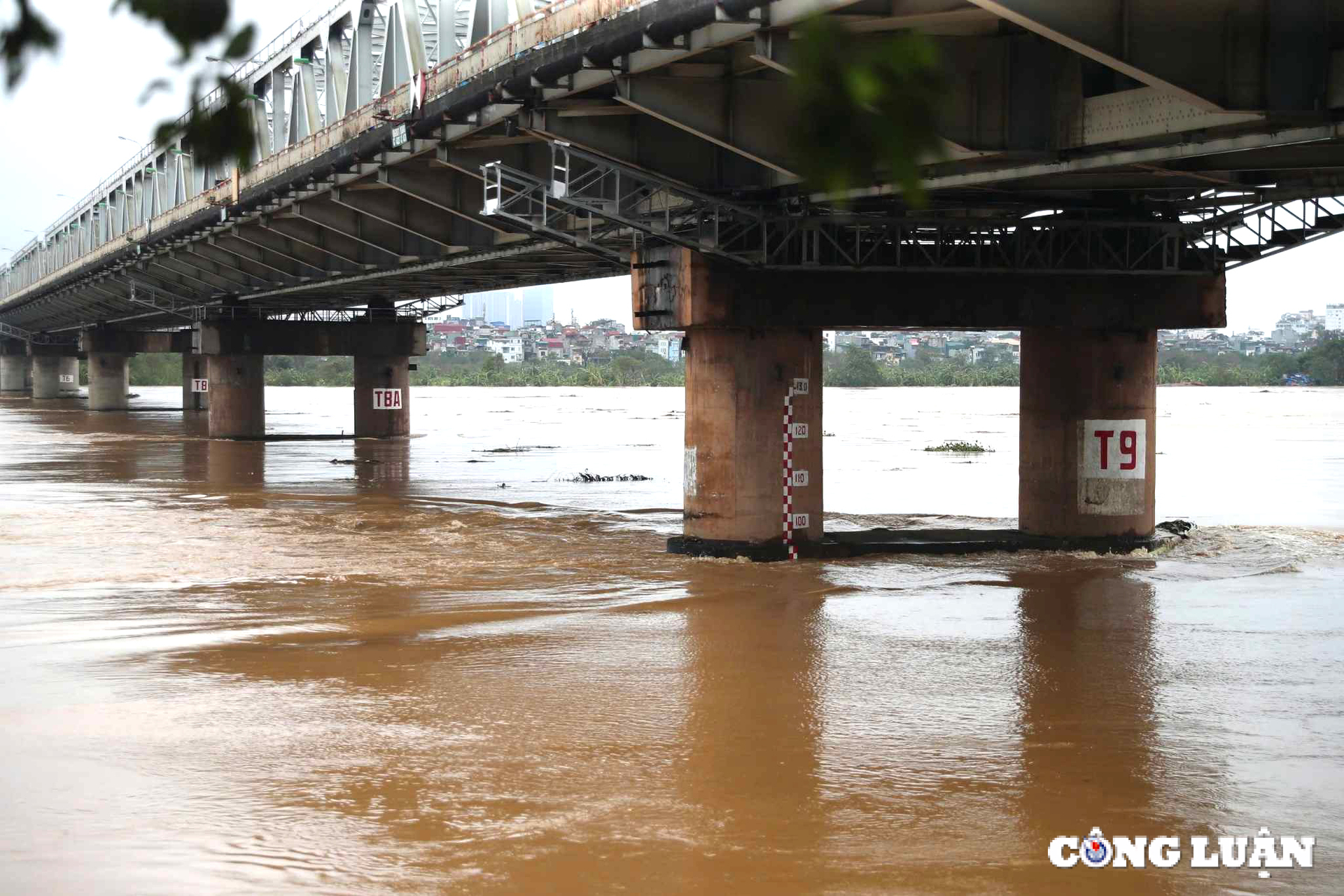 lu tren song hong len rat nhanh ha noi phat lenh bao dong lu cap i hinh 1