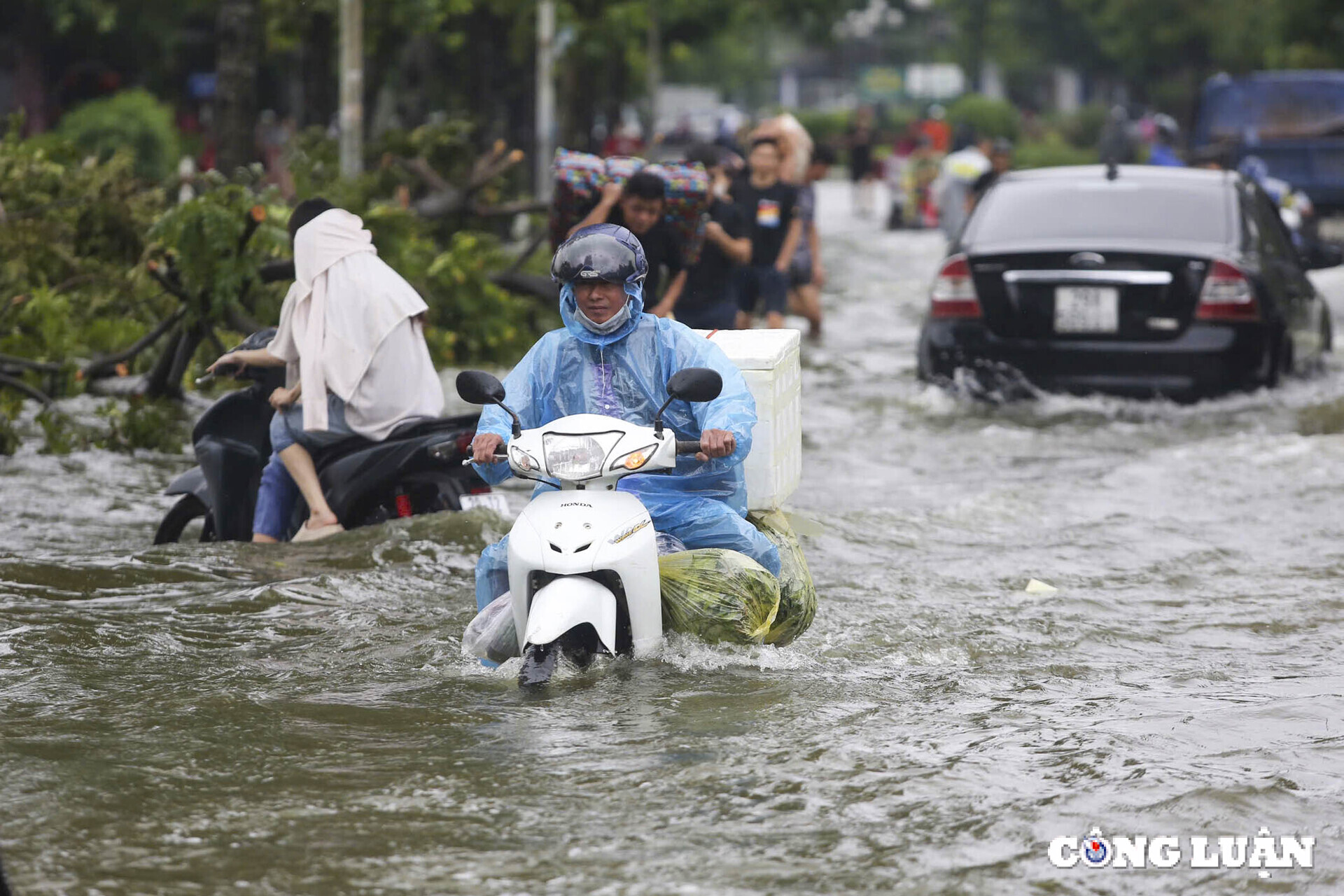 ha noi duong pho thanh song nha tam ven song ngap toi noc nhieu noi phai di doi dan hinh 14