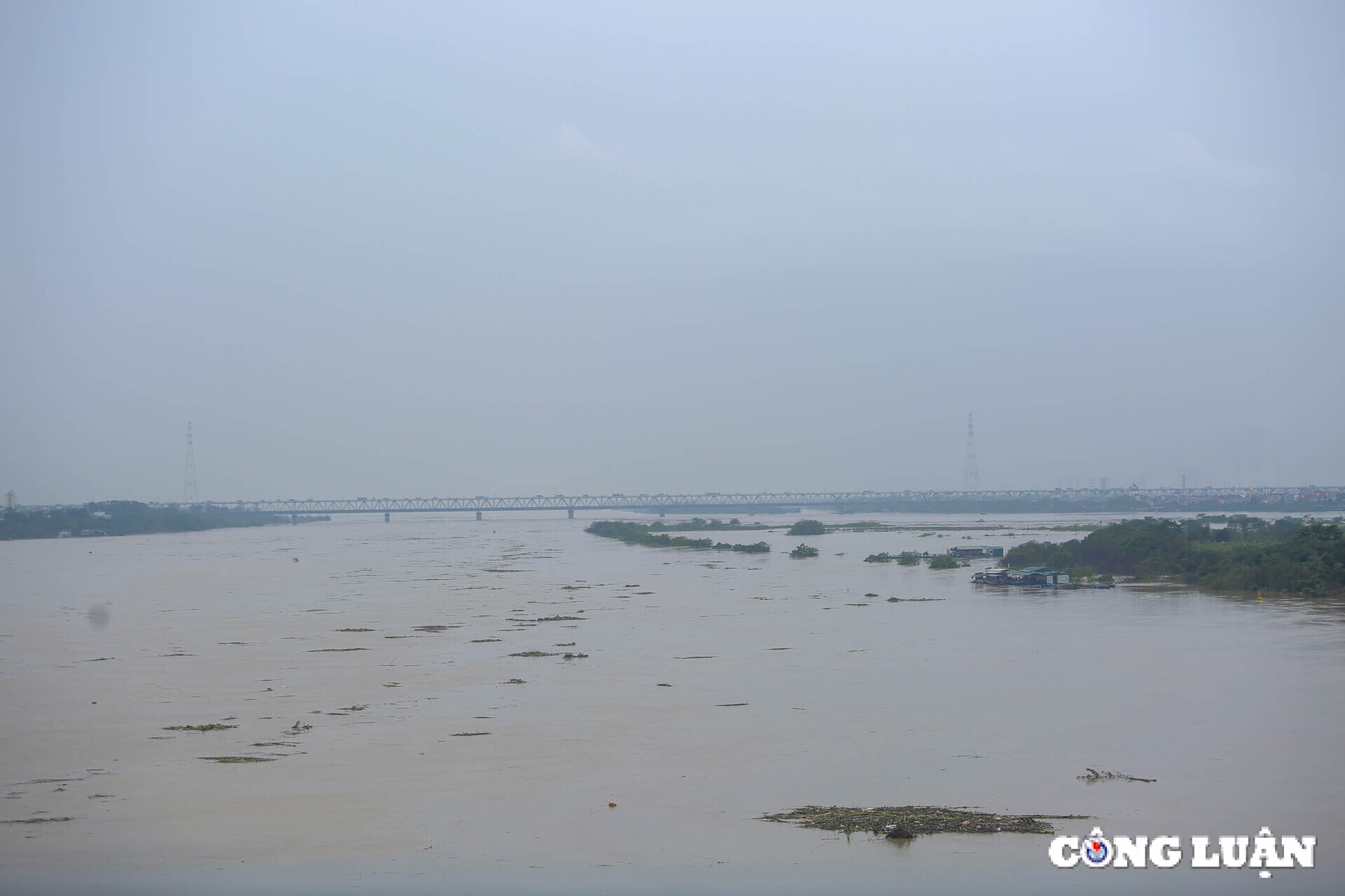 ha noi duong pho thanh song nha tam ven song ngap toi noc nhieu noi phai di doi dan hinh 1