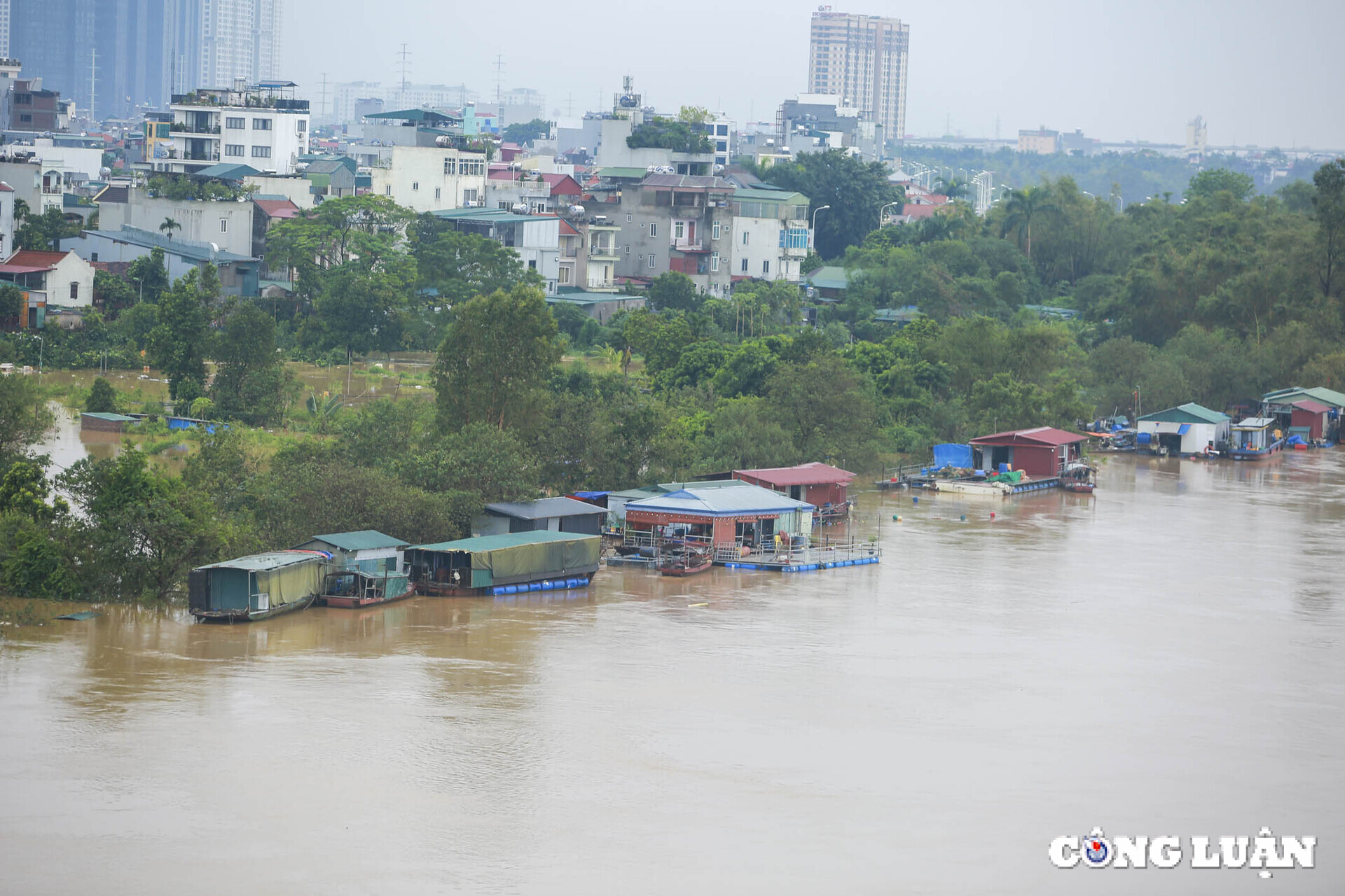 ha noi cam phuong tien duong thuy hoat dong tren nhieu tuyen song hinh 1