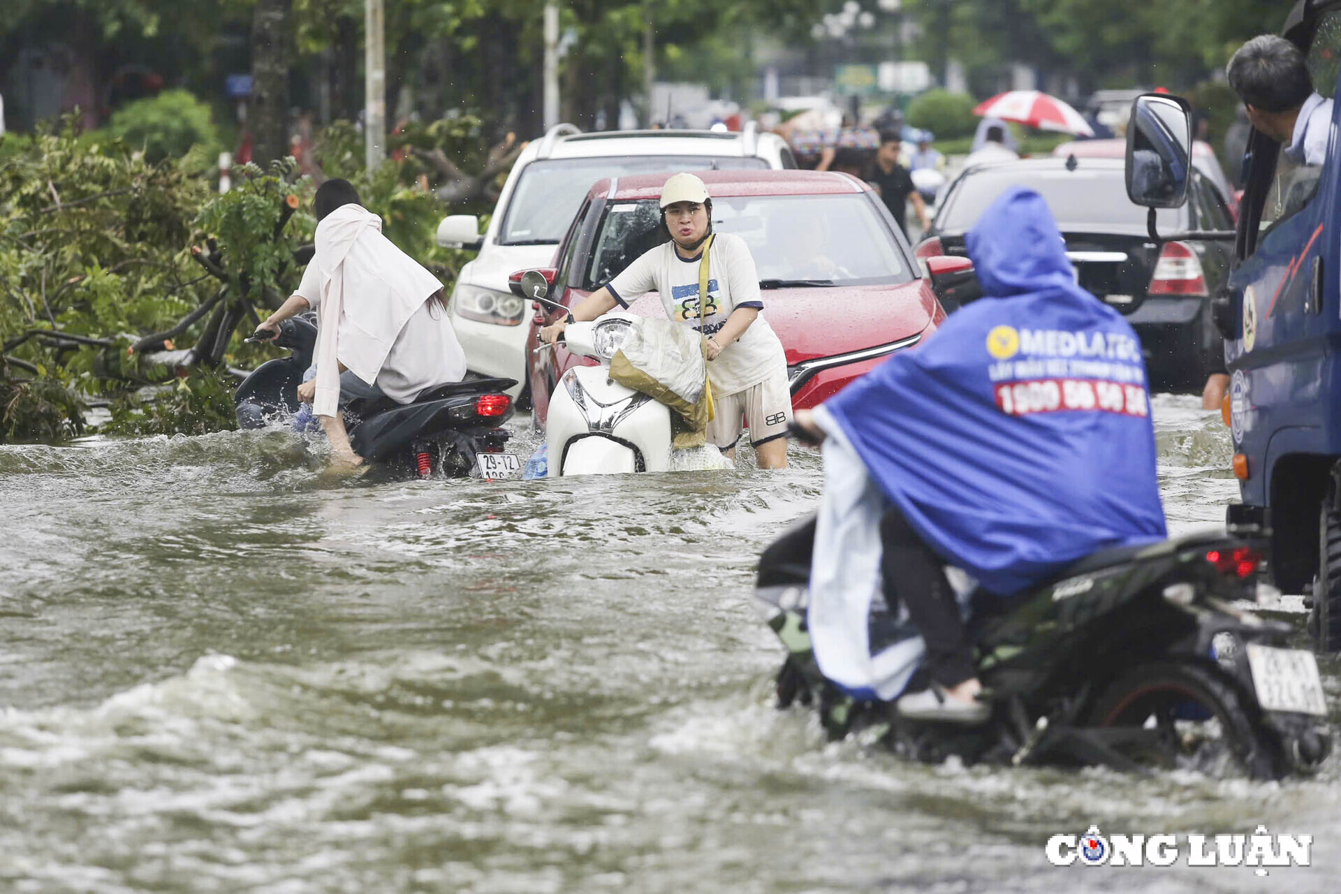 ha noi duong pho thanh song nha tam ven song ngap toi noc nhieu noi phai di doi dan hinh 13