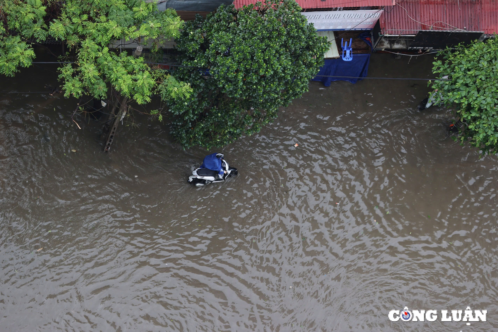 ha noi duong pho thanh song nha tam ven song ngap toi noc nhieu noi phai di doi dan hinh 10