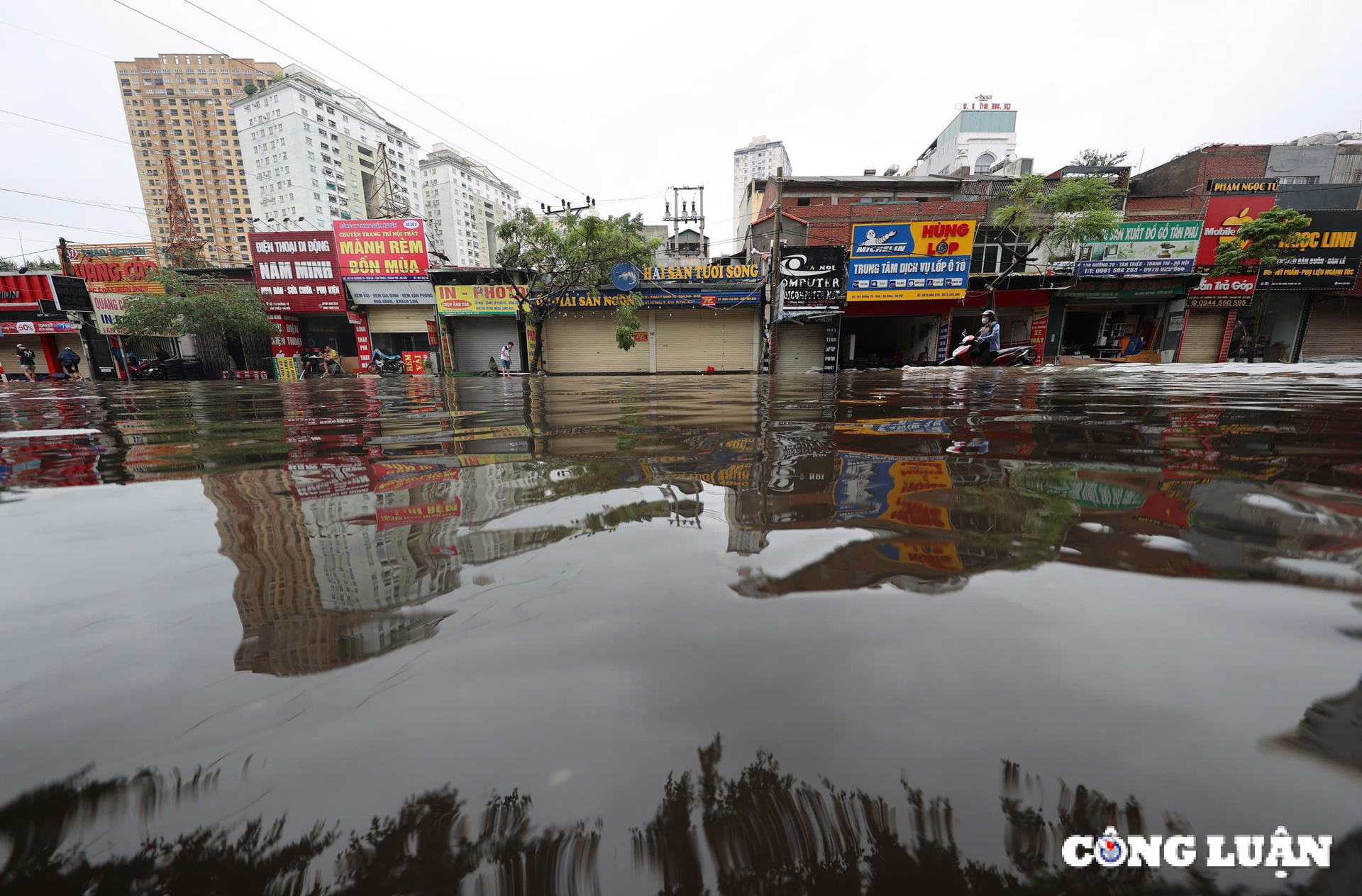 ha noi duong pho thanh song nha tam ven song ngap toi noc nhieu noi phai di doi dan hinh 11