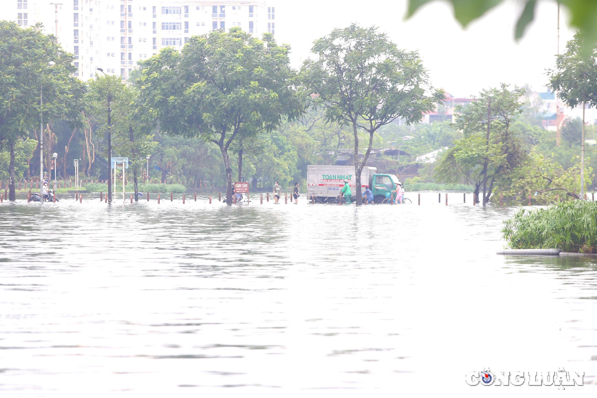 ha noi duong pho thanh song nha tam ven song ngap toi noc nhieu noi phai di doi dan hinh 12