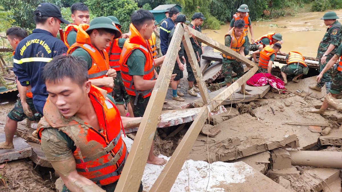 tu lenh quan khu 2 truc tiep chi huy cong tac tim kiem nguoi mat tich o thon lang nu lao cai hinh 5