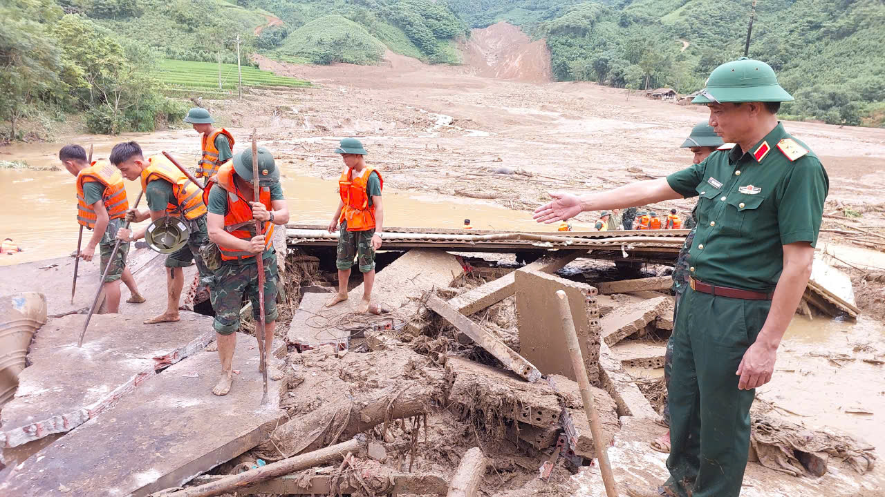 tu lenh quan khu 2 truc tiep chi huy cong tac tim kiem nguoi mat tich o thon lang nu lao cai hinh 4