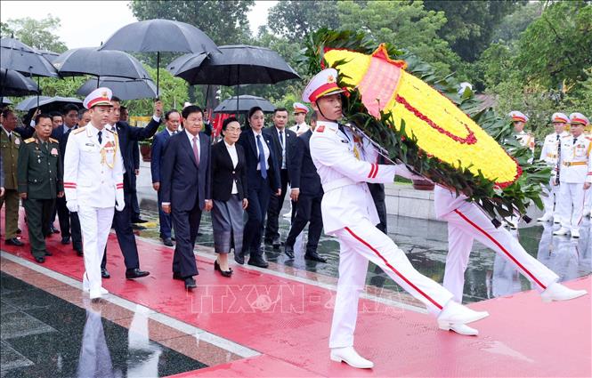 tong bi thu chu tich nuoc lao thongloun sisoulith vao lang vieng chu tich ho chi minh hinh 3