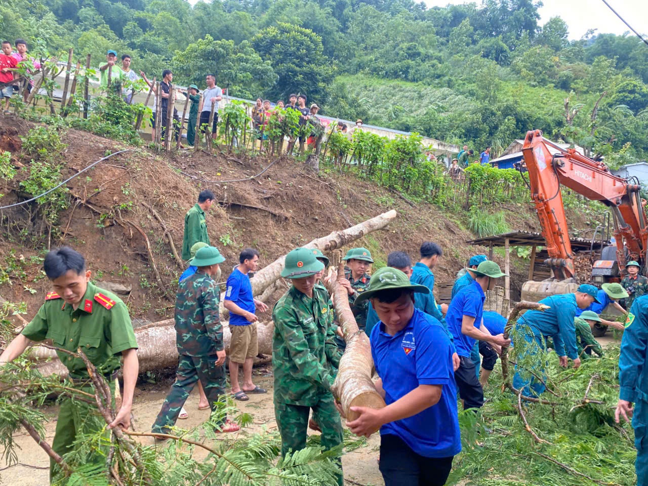 cong an thanh hoa ho tro giup do nhan dan bi anh huong cua bao so 3 hinh 1