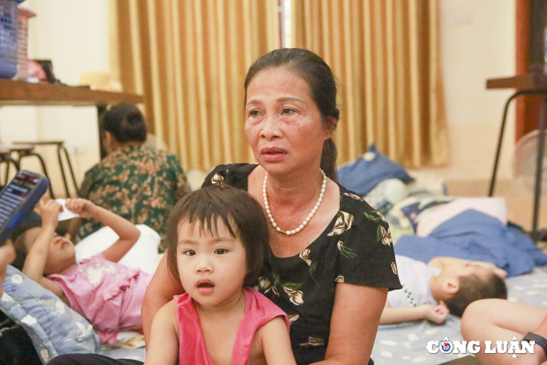 me xuong ha noi choi voi con chau thi mac ket do mua bao ca gia dinh phai di chuyen den nha van hoa tranh lu hinh 8