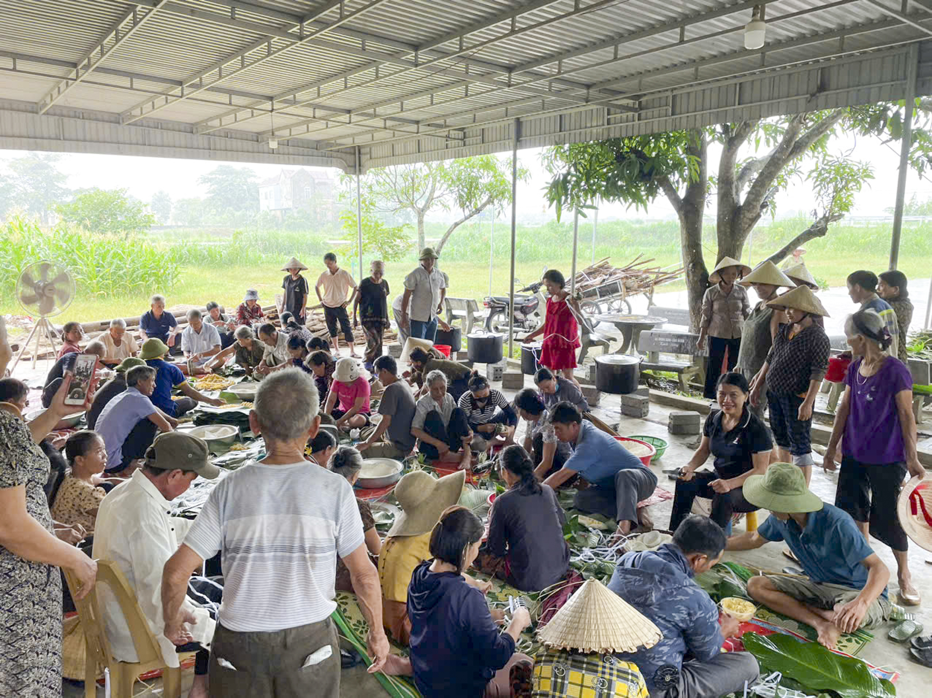 nguoi dan xu nghe thuc dem do lua nau banh chung gui ra vung lu phia bac hinh 1