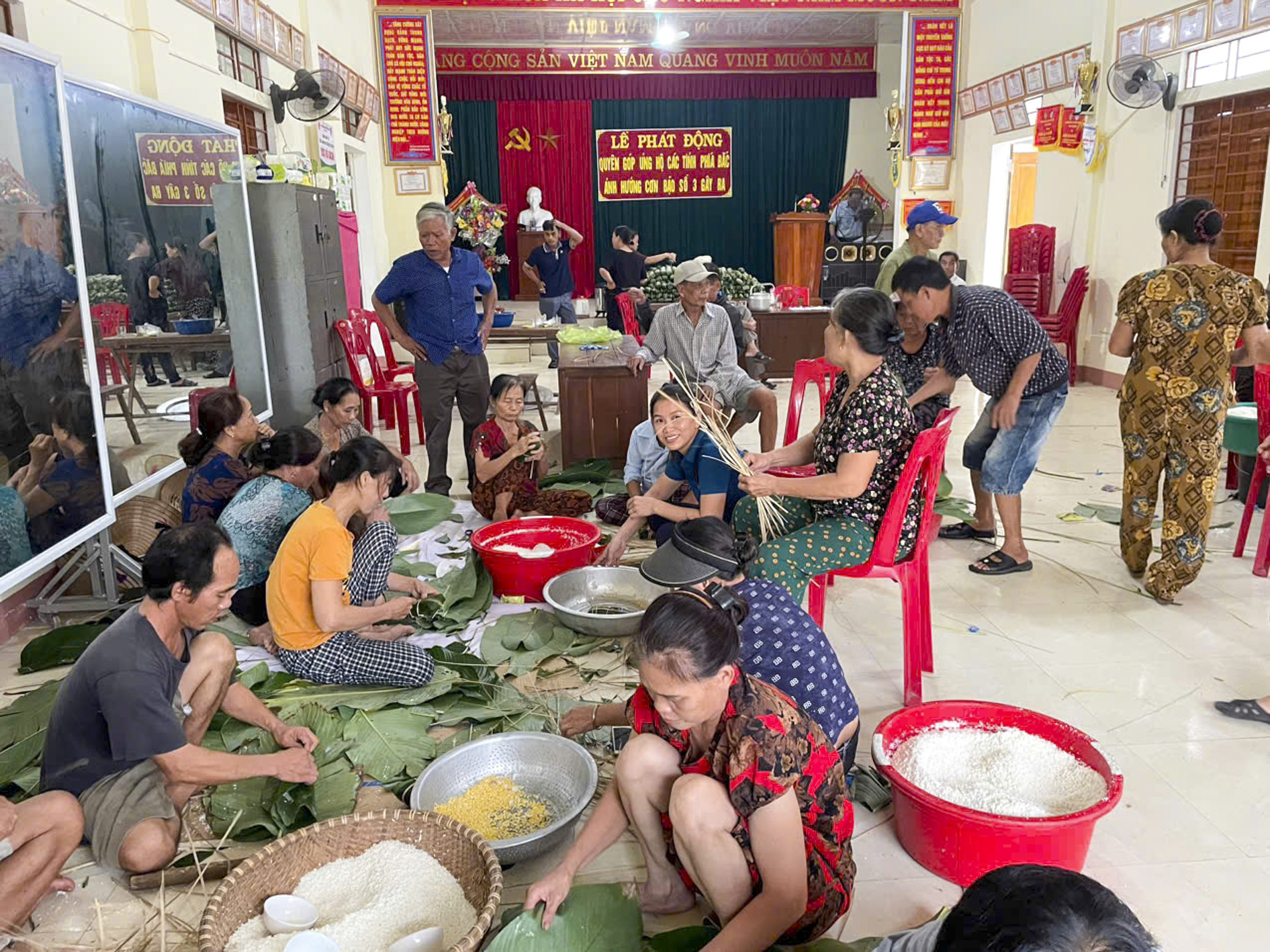 nguoi dan xu nghe thuc dem do lua nau banh chung gui ra vung lu phia bac hinh 2