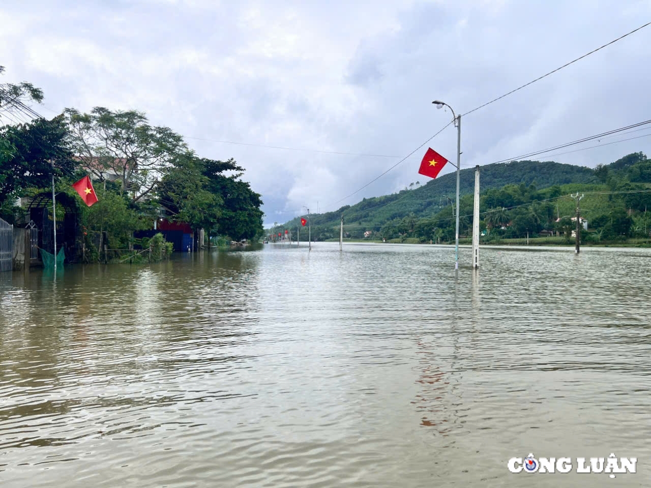 nuoc lu dang cao 100 ho dan o thanh hoa bi co lap hinh 7