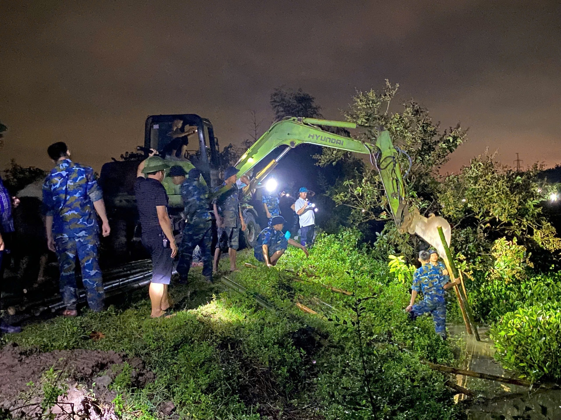 ha noi cang minh xuyen dem dap nhung buc tuong ngan lu hinh 6