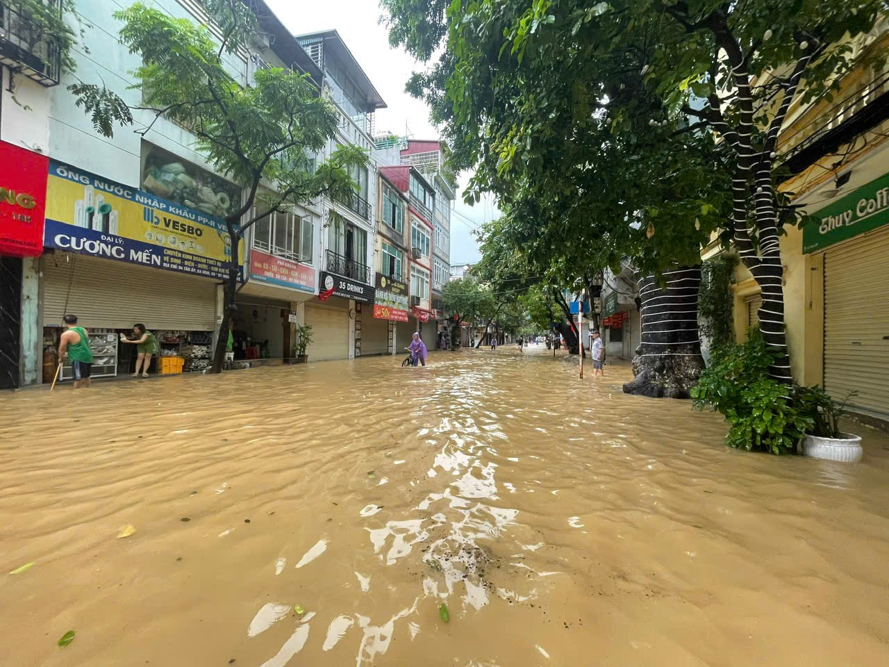 nuoc song hong gan muc bao dong iii phuc xa ba dinh ngap ung san sang di doi dan cu hinh 3