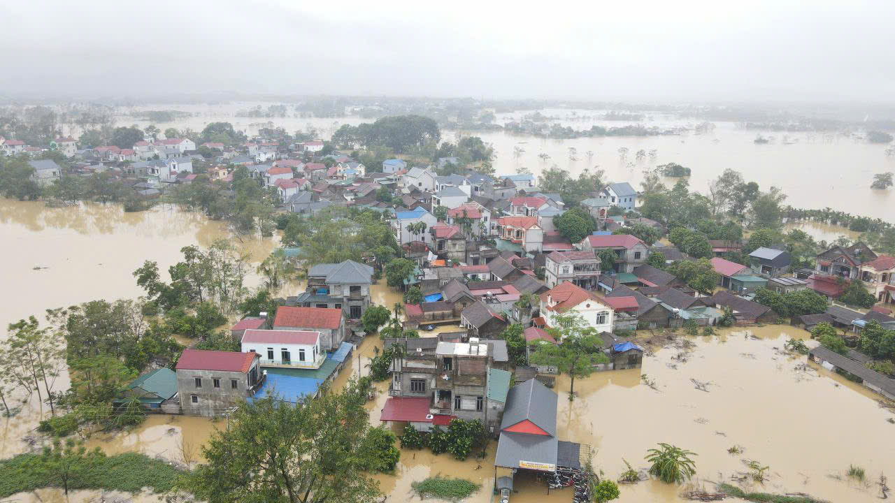 ha noi nuoc lu bua vay nha cua vung ron lu huyen chuong my hinh 1