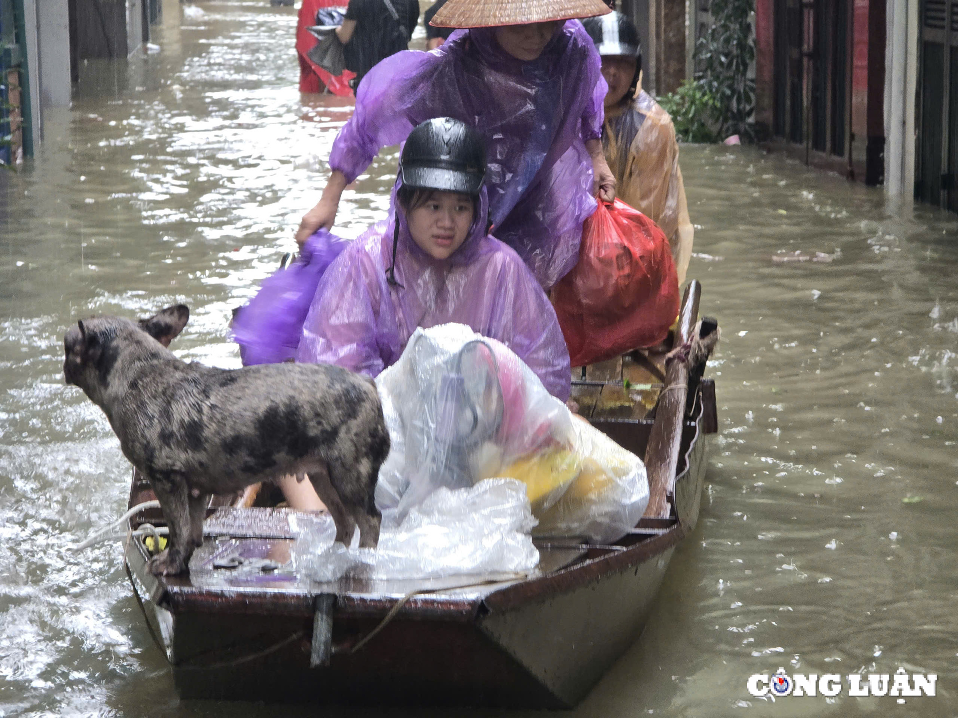 nuoc van chua co dau hieu rut khoi vung lu phuc xa va chuong duong hinh 6