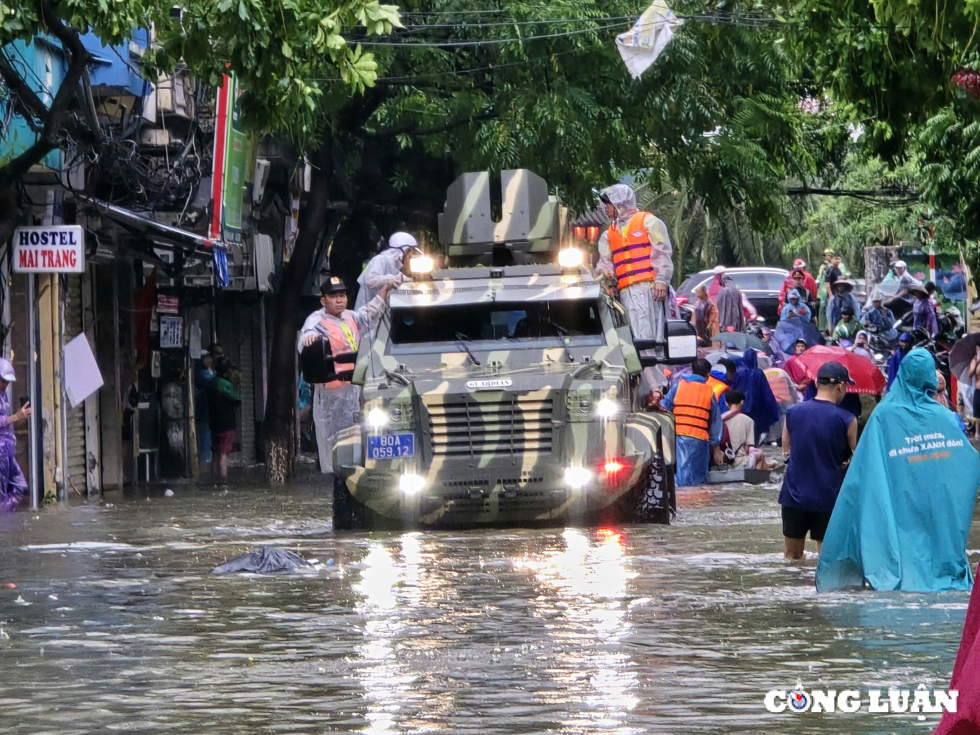 nuoc van chua co dau hieu rut khoi vung lu phuc xa va chuong duong hinh 3