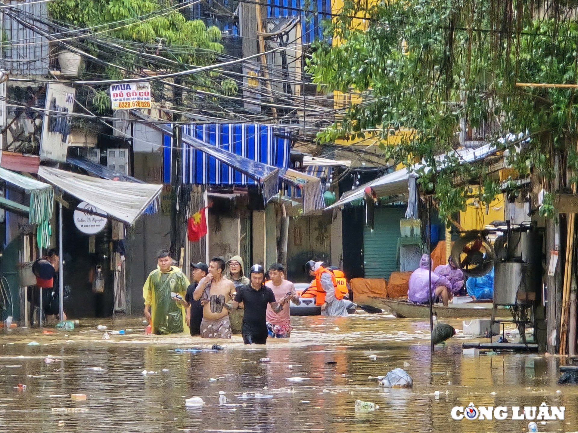 nuoc van chua co dau hieu rut khoi vung lu phuc xa va chuong duong hinh 7