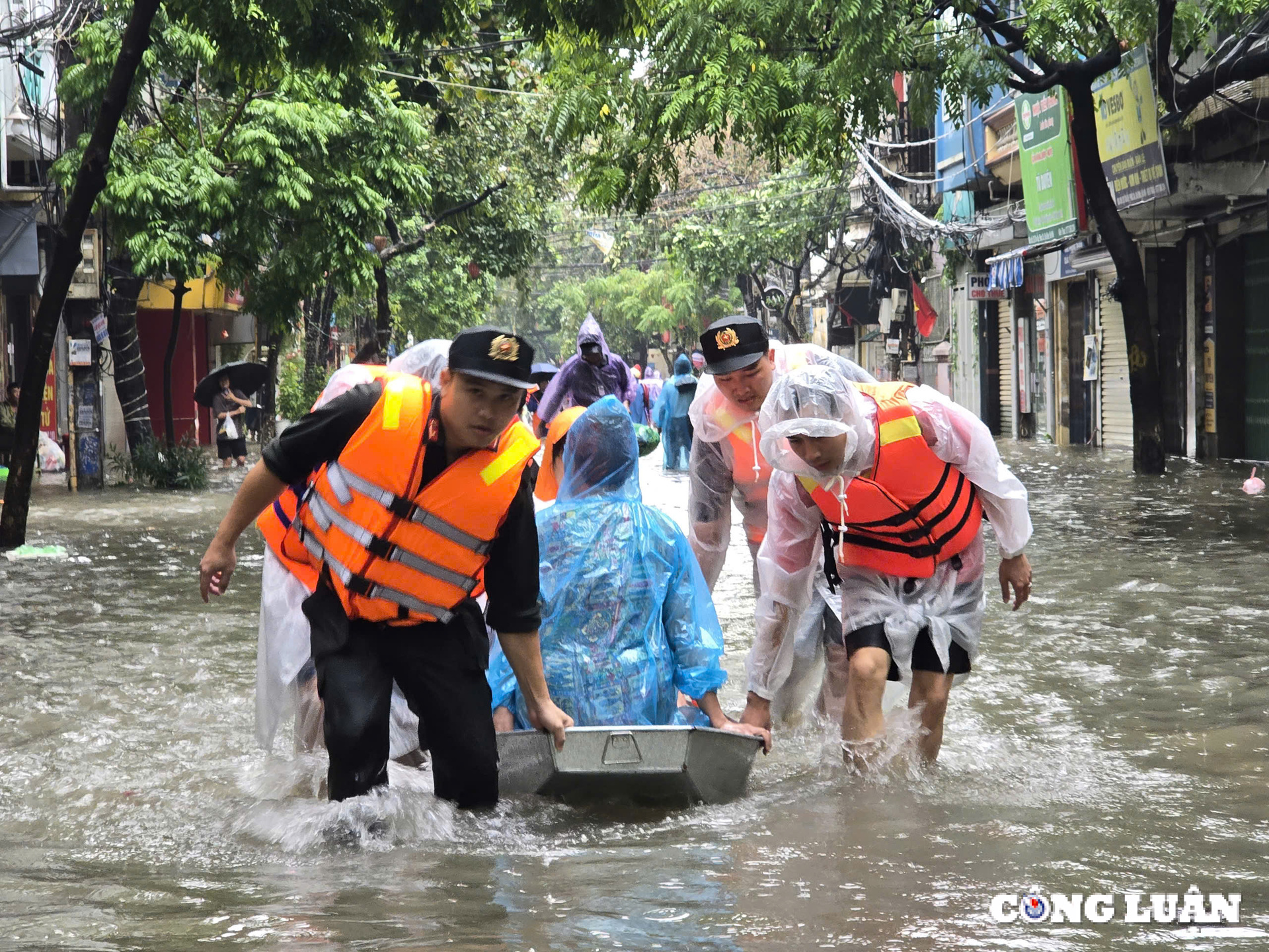 nuoc van chua co dau hieu rut khoi vung lu phuc xa va chuong duong hinh 2