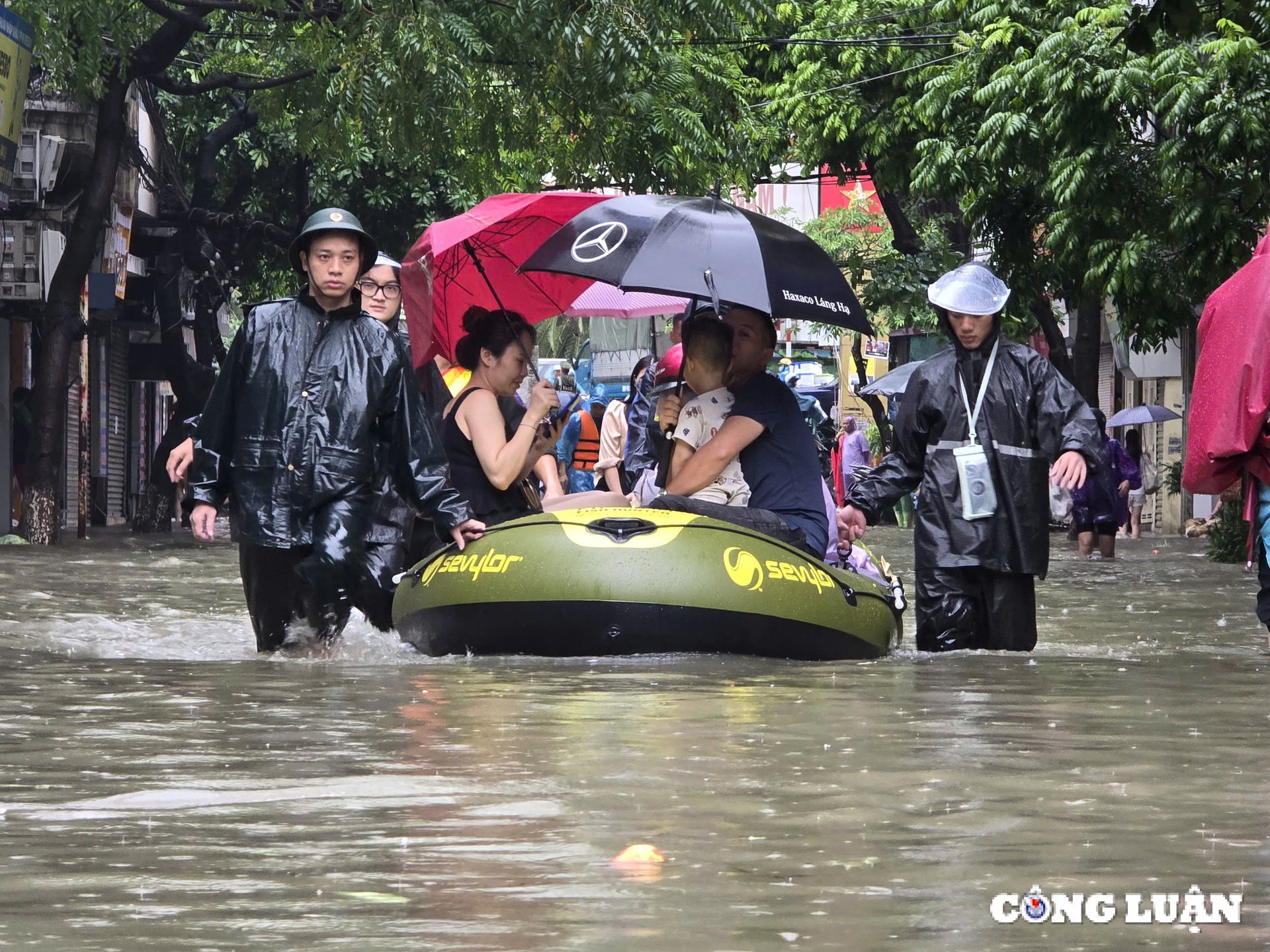 nuoc van chua co dau hieu rut khoi vung lu phuc xa va chuong duong hinh 1